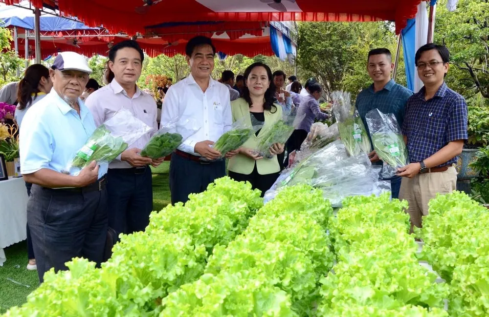 Các đại biểu tham dự buổi họp mặt tham quan sản phẩm rau xanh của hội viên