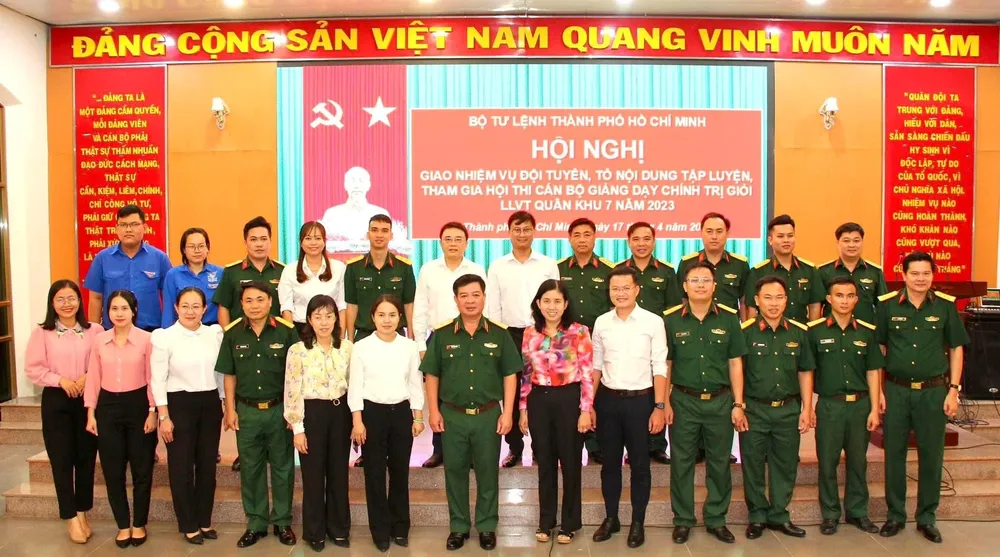 Thiếu tướng Phan Văn Xựng (hàng đầu ở giữa) cùng các cán bộ tham gia hội thi