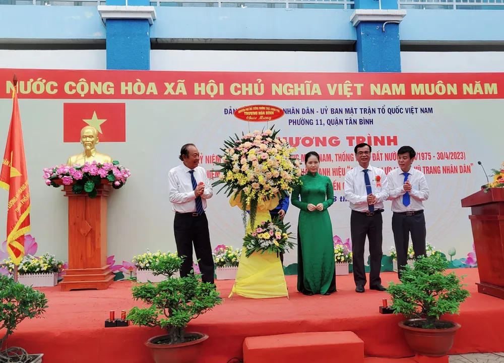 Đồng chí Trương Hòa Bình tặng hoa chúc mừng cán bộ, nhân dân phường 11 Đồng chí Trương Hòa Bình tặng hoa chúc mừng cán bộ, nhân dân phường 11