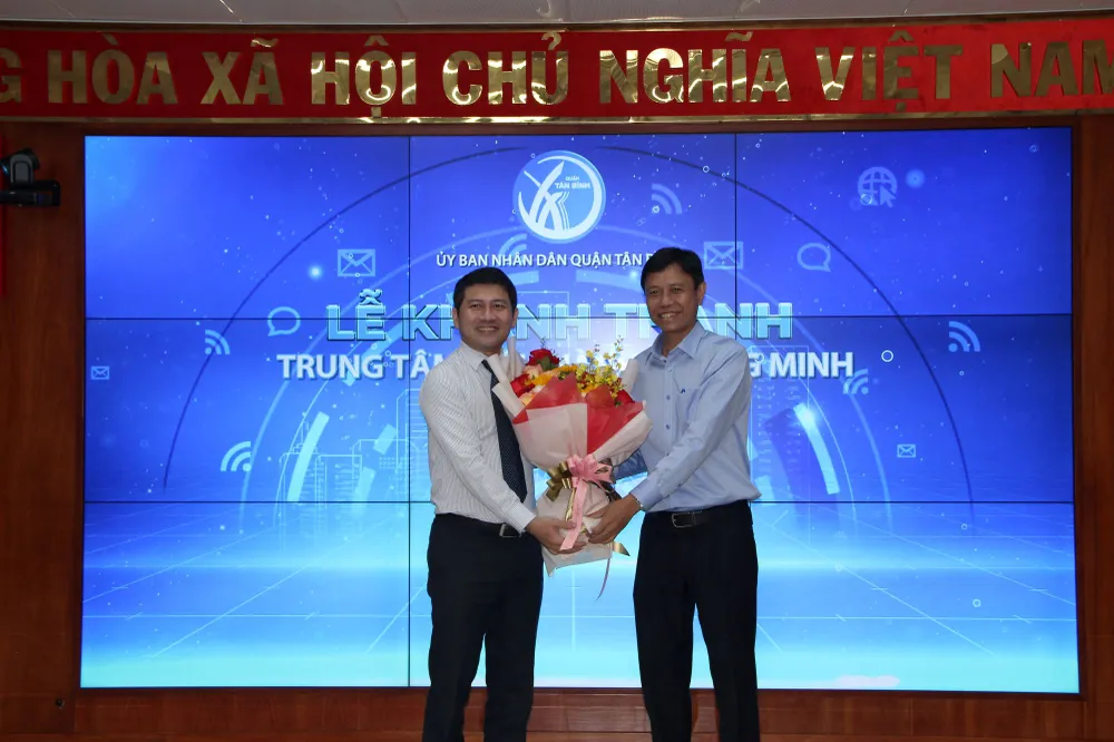 Chủ tịch UBND quận Tân Bình Nguyễn Bá Thành tặng hoa cho đại diện đơn vị VNPT. Ảnh: TRẦN YÊN