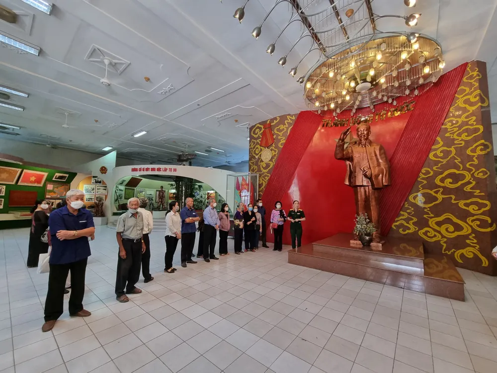 Các đại biểu tham quan Bảo tàng Lực lượng vũ trang miền Đông Nam bộ