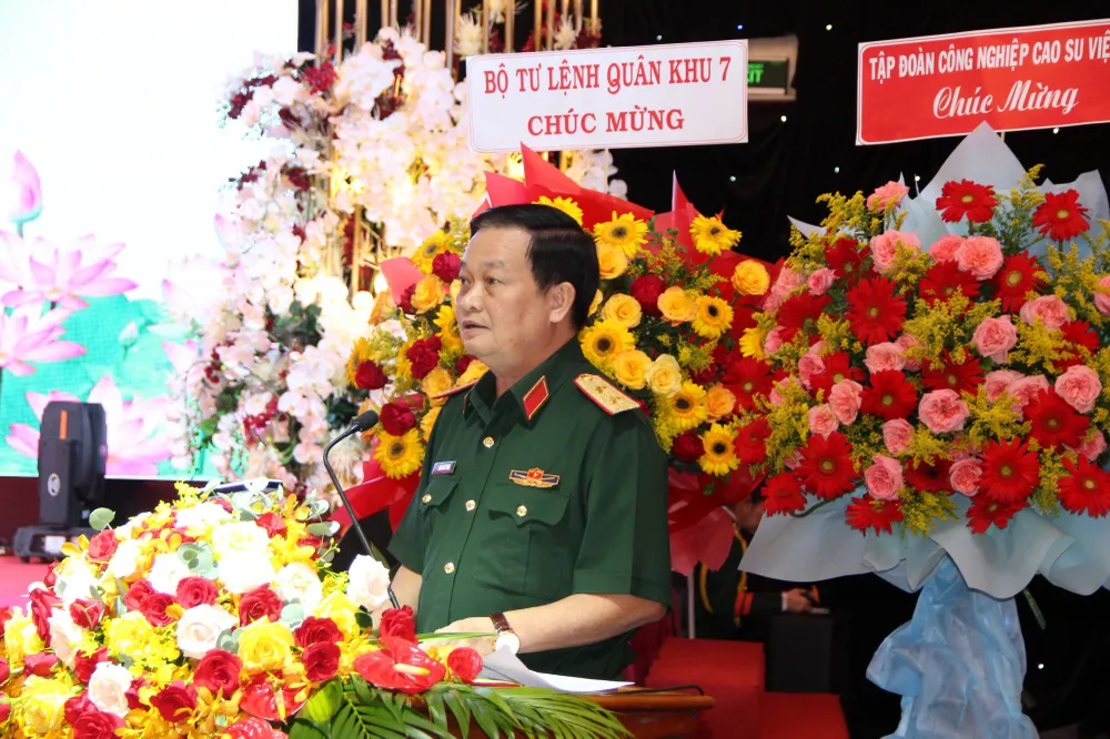 Trung tướng Trần Hoài Trung phát biểu ôn lại chặng đường 40 kết nghĩa giữa hai đơn vị. Ảnh : TRẦN YÊN