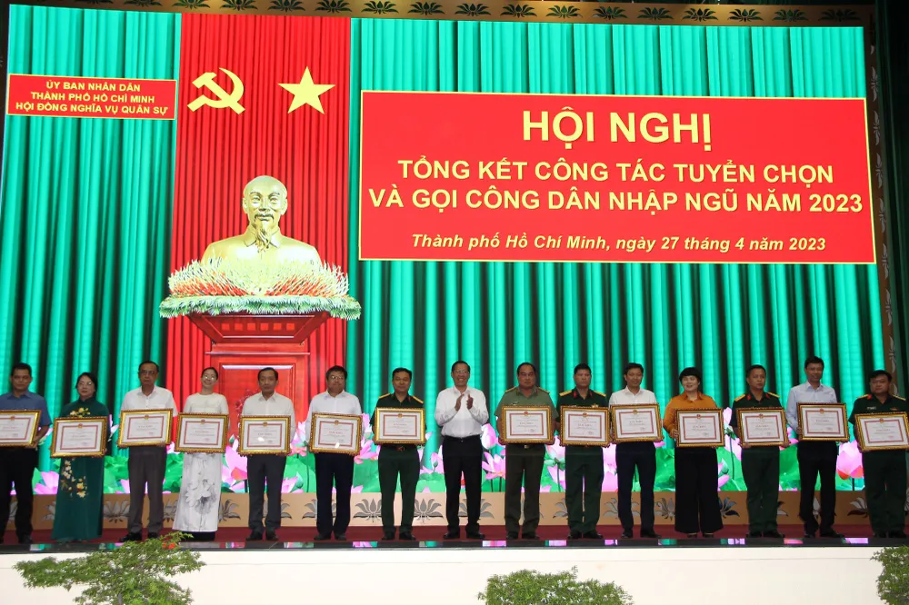 Đồng chí Phan Văn Mãi trao bằng khen của UBND TPHCM cho các tập thể. Ảnh: TRẦN YÊN