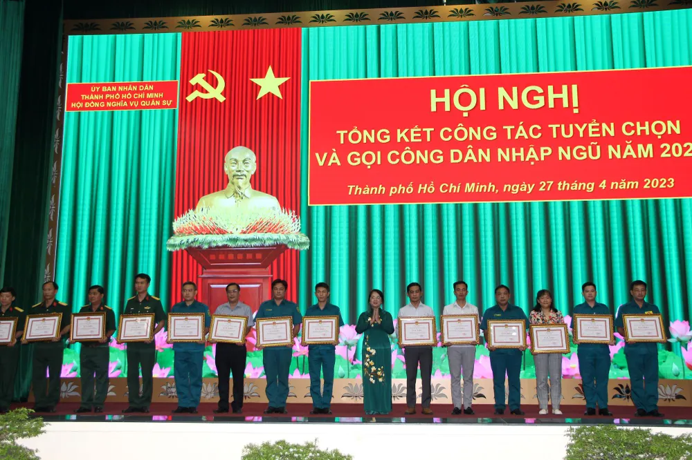 Đồng chí Trần Kim Yến trao bằng khen của UBND TPHCM cho các tập thể. Ảnh: TRẦN YÊN