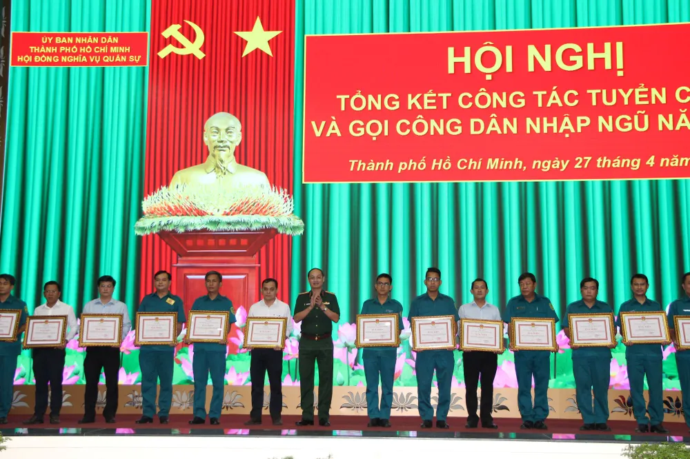 Trung tướng Nguyễn Văn Nam trao bằng khen của UBND TPHCM cho các tập thể. Ảnh: TRẦN YÊN