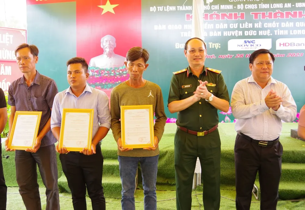 Trung tướng Nguyễn Văn Nam trong lễ bàn giao nhà mới cho người dân. Ảnh: TRẦN YÊN