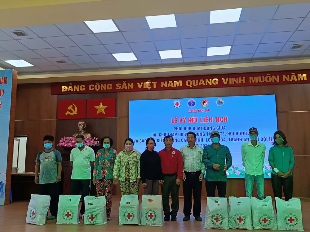 Tặng quà cho các gia đình chính sách là hoạt động an sinh xã hội thiết thực của hội trại