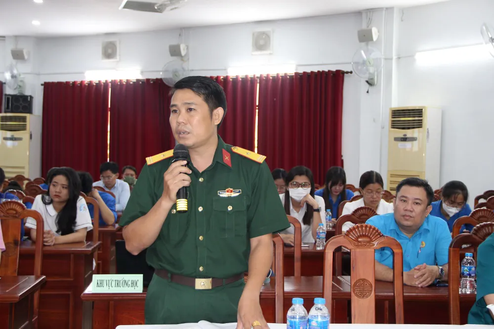 Thiếu tá Nguyễn Văn Bình, Bí thư Chi đoàn Quân sự quận 5, phát biểu tại buổi tọa đàm. Ảnh: TRẦN YÊN