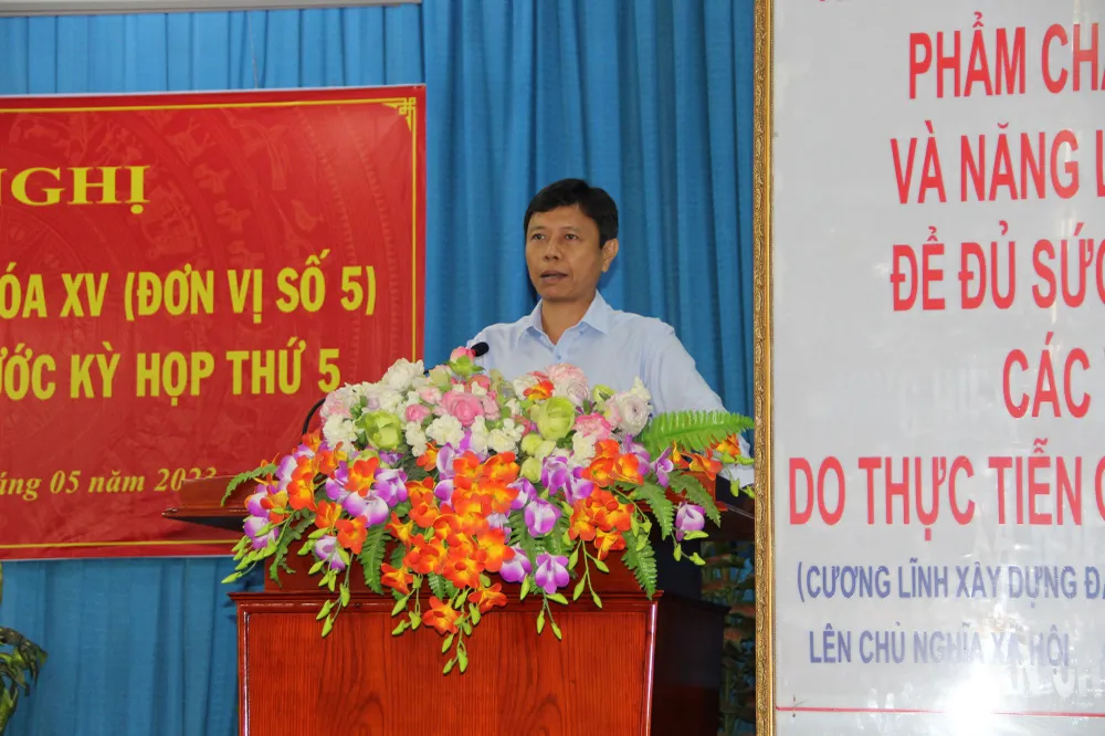 Đồng chí Nguyễn Bá Thành, Chủ tịch UBND quận Tân Bình phát biểu trả lời kiến nghị của cử tri. Ảnh: TRẦN YÊN