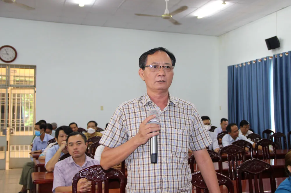 Cử tri Lê Bá Công (phường 4, Tân Bình) phát biểu kiến nghị tại buổi tiếp xúc cử tri. Ảnh: TRẦN YÊN