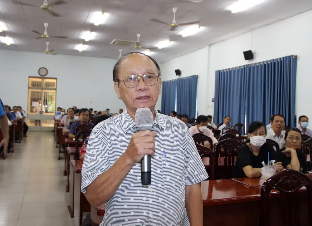 Cử tri Phan Khắc Võ (phường 4, Tân Bình) phát biểu kiến nghị tại buổi tiếp xúc cử tri. Ảnh: TRẦN YÊN