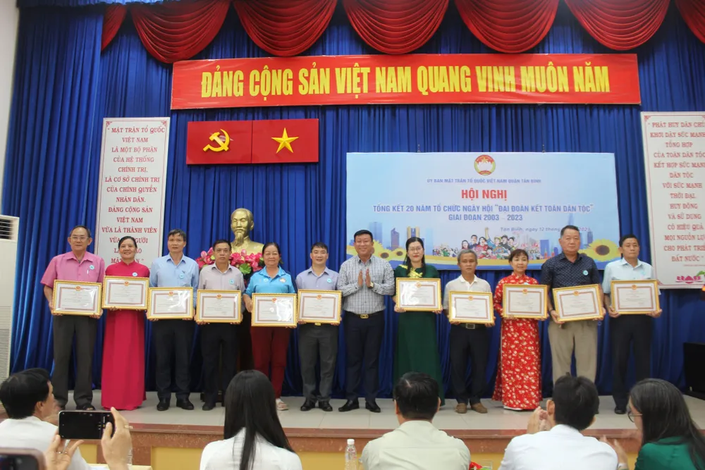 Các tập thể, cá nhân nhận giấy khen của Ủy ban MTTQ Việt Nam quận tại hội nghị Các tập thể, cá nhân nhận giấy khen của Ủy ban MTTQ Việt Nam quận tại hội nghị