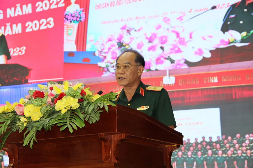 Thiếu tướng Hoàng Đình Chung, Chủ nhiệm Chính trị Quân khu 7, báo cáo tại hội nghị