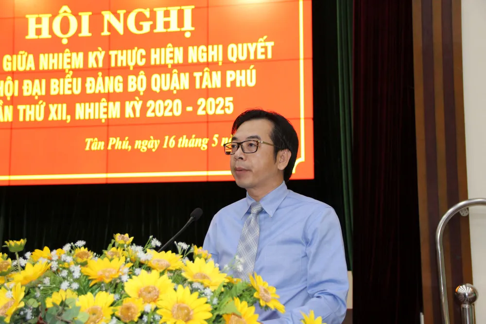 Phó Bí thư, Chủ tịch UBND quận Tân Phú Phạm Minh Mẫn báo cáo kiểm điểm Ban Chấp hành Đảng bộ giữa nhiệm kỳ