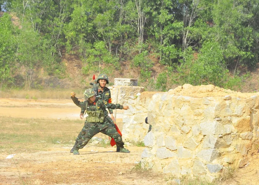 Chiến sĩ mới huấn luyện ném lựu đạn trên thao trường.