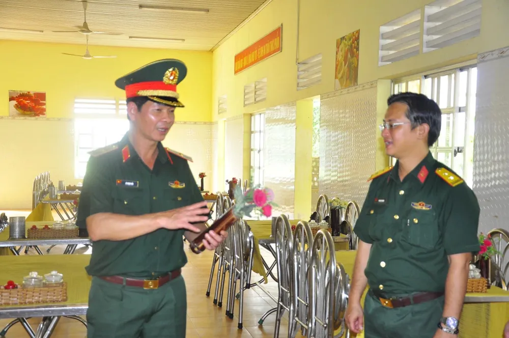 Thiếu tướng Lê Ngọc Hải kiểm tra nhà ăn dành cho chiến sĩ mới