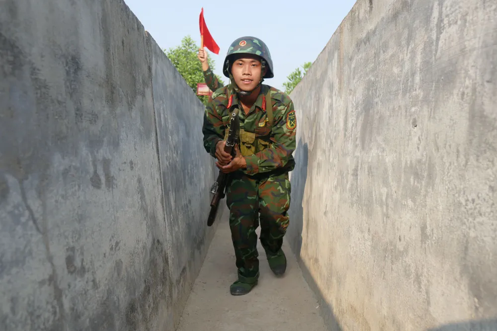 Chiến sĩ mới tự tin thực hiện đánh phá mục tiêu.