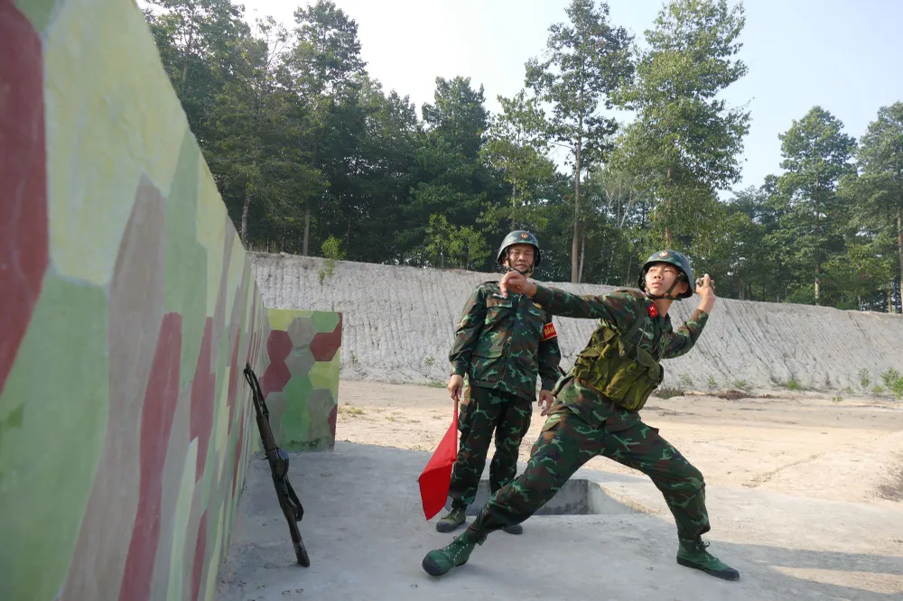Chiến sĩ mới tự tin thực hiện các động tác trong phần kiểm tra ném lựu đạn.