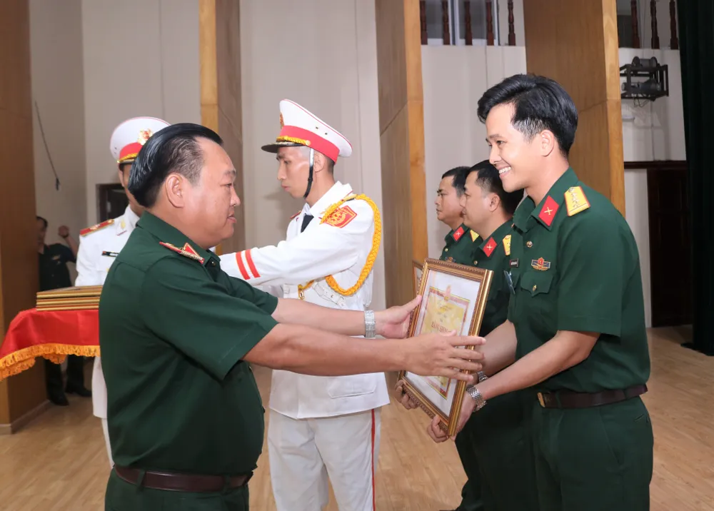 Thiếu tướng Trần Vinh Ngọc trao bằng khen cho các cán bộ đạt giải Nhì