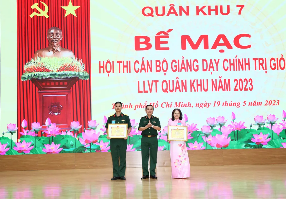 Trung tướng Trần Hoài Trung tặng bằng khen cho 2 cán bộ đạt giải Nhất