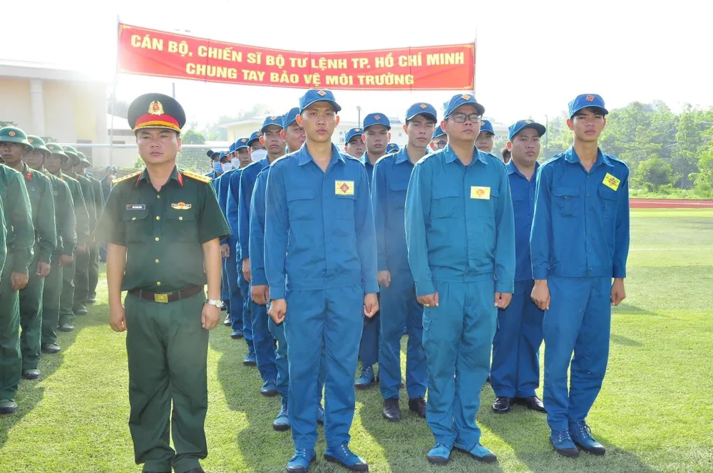 Cán bộ, chiến sĩ lực lượng vũ trang TPHCM tại lễ ra quân trồng cây