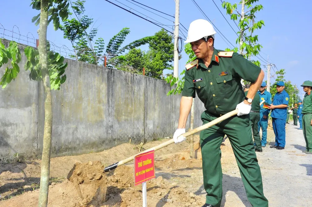 Thiếu tướng Phạm Văn Rậm trồng những cây xanh đầu tiên tại buổi lễ