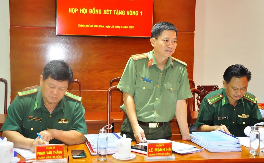 Thành viên Hội đồng xét tặng Giải thưởng Sáng tạo TPHCM lĩnh vực 2 tại buổi xét chọn công trình.