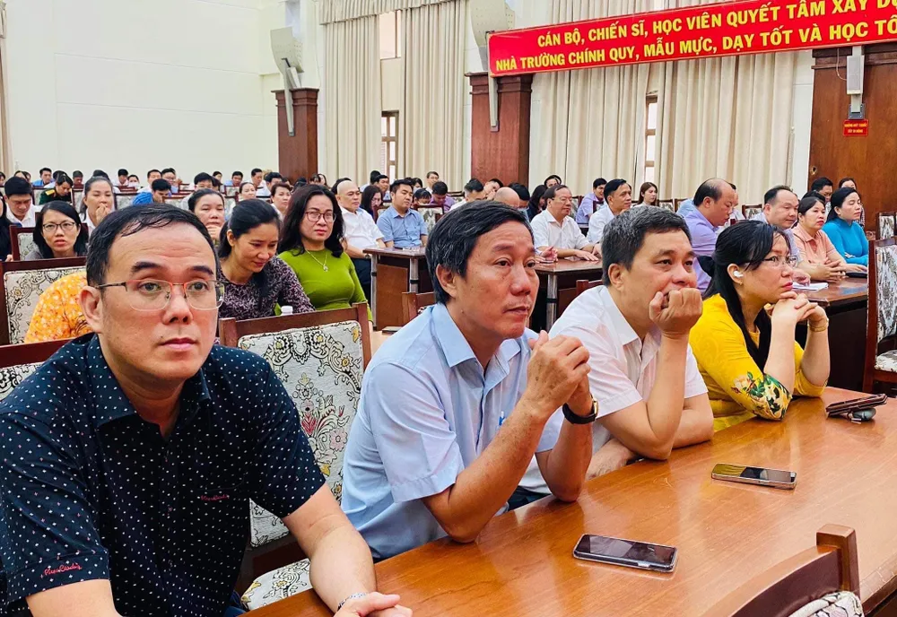 Học viên lớp bồi dưỡng tại lễ bế giảng