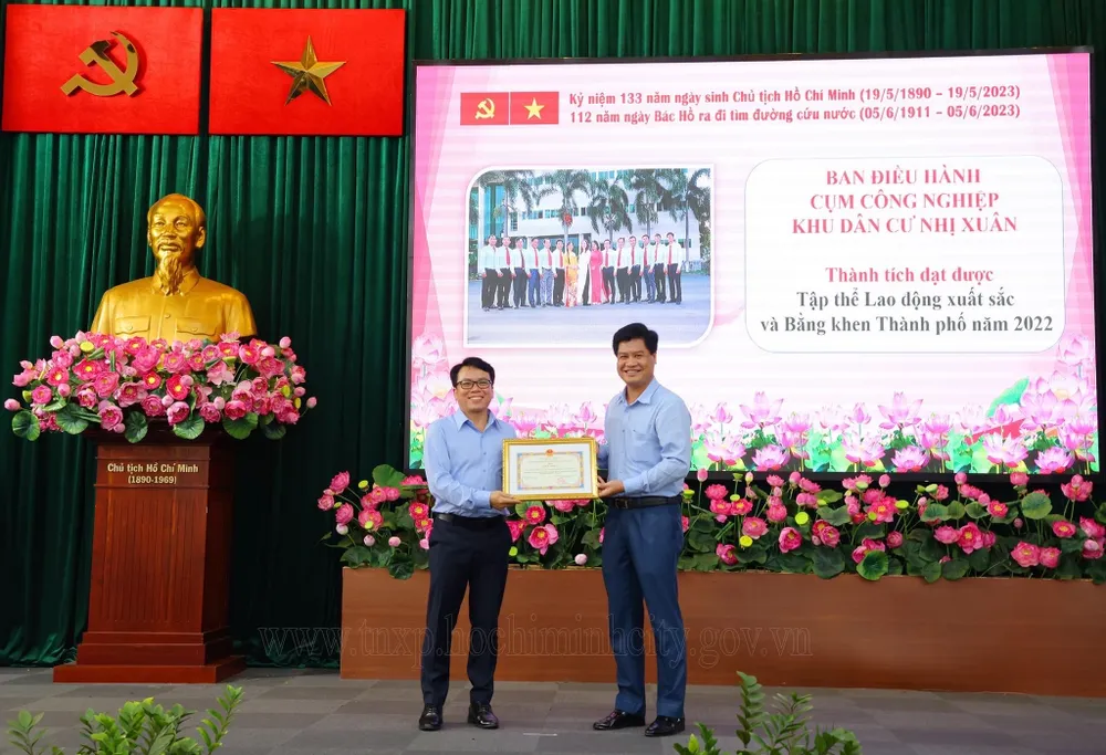 Bí thư Đảng ủy, Chỉ huy trưởng Lực lượng TNXP TPHCM Lê Minh Khoa trao tặng giấy khen cho tập thể tiêu biểu học tập và làm theo tư tưởng, đạo đức, phong cách Hồ Chí Minh