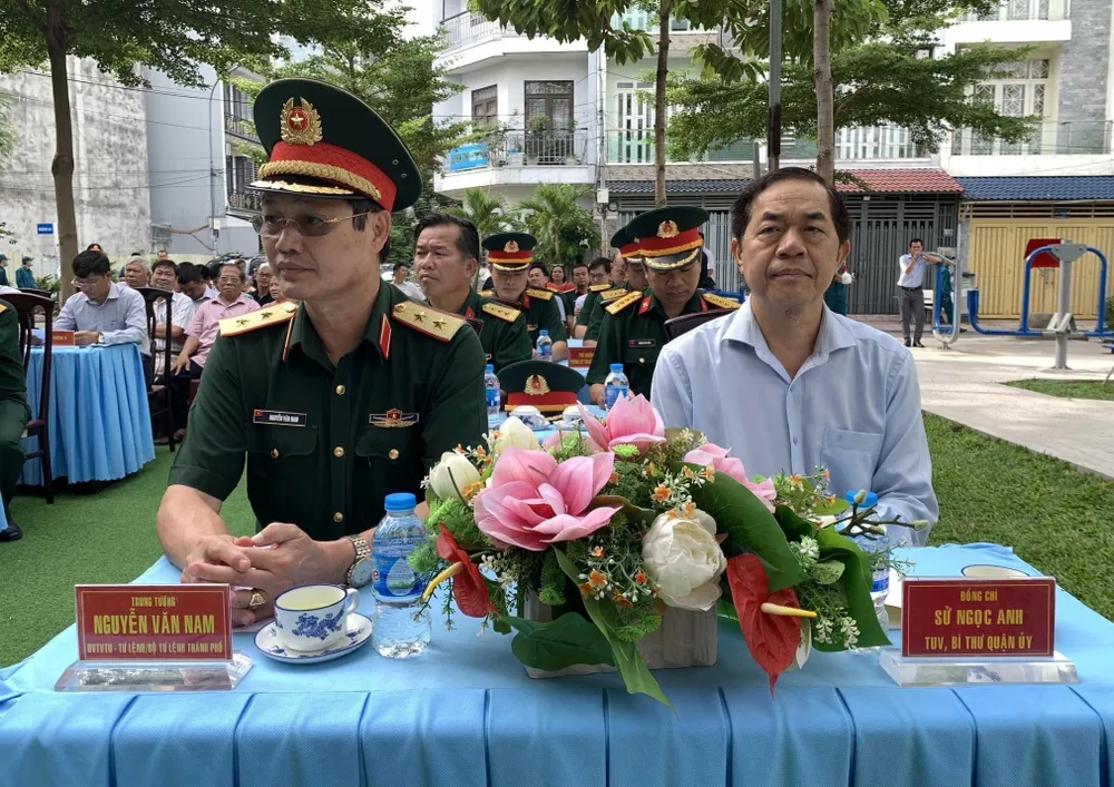 Trung tướng Nguyễn Văn Nam và đồng chí Sử Ngọc Anh tại lễ trao tặng công trình văn hóa, thể dục thể thao