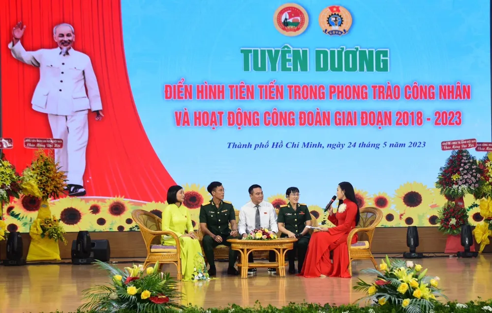 Giao lưu với các tập thể, cá nhân tiêu biểu