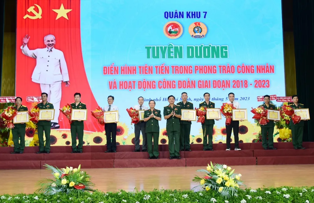 Trung tướng Nguyễn Trường Thắng và Trung tướng Trần Hoài Trung tuyên dương các điển hình tiên tiến