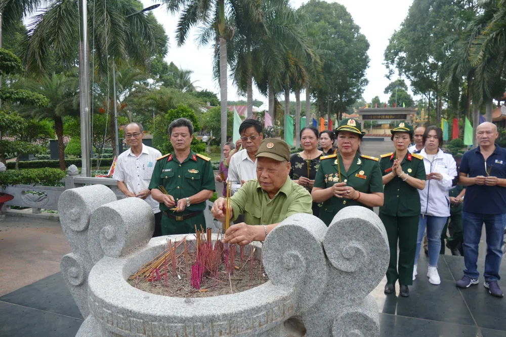 Đoàn về nguồn thắp hương tại nghĩa trang liệt sĩ Bình Long (tinh Bình Phước)