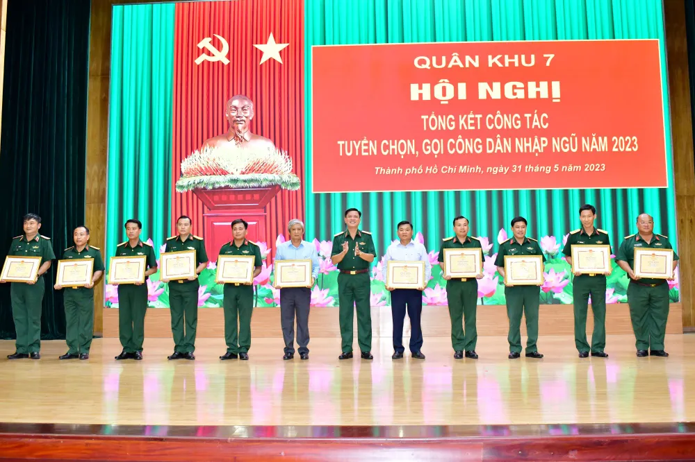 Trung tướng Nguyễn Trường Thắng tặng bằng khen cho các tập thể có thành tích xuất sắc trong công tác tuyển quân năm 2023 Trung tướng Nguyễn Trường Thắng tặng bằng khen cho các tập thể có thành tích xuất sắc trong công tác tuyển quân năm 2023