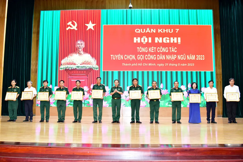 Trung tướng Trần Hoài Trung, Chính ủy Quân khu 7 tặng bằng khen cho các tập thể có thành tích xuất sắc trong công tác tuyển quân năm 2023 Trung tướng Trần Hoài Trung, Chính ủy Quân khu 7 tặng bằng khen cho các tập thể có thành tích xuất sắc trong công tác tuyển quân năm 2023