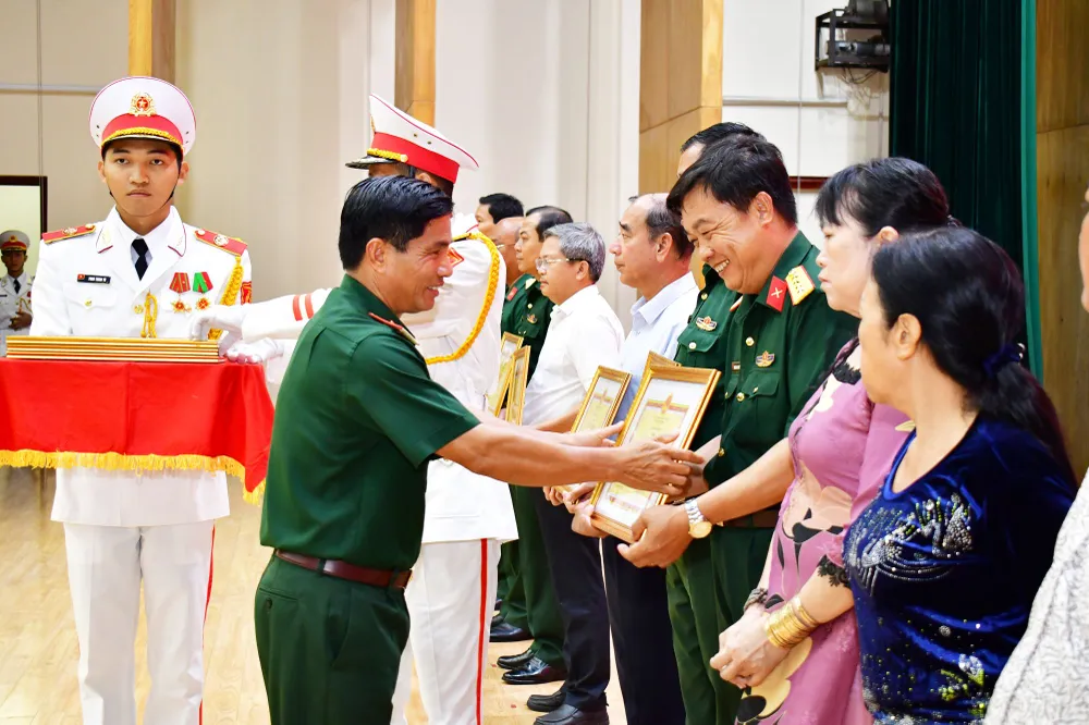 Thiếu tướng Đặng Văn Hùng, Phó Tư lệnh Tham mưu trưởng Quân khu 7 tặng bằng khen cho các cá nhân có thành tích xuất sắc trong công tác tuyển quân năm 2023 Thiếu tướng Đặng Văn Hùng, Phó Tư lệnh Tham mưu trưởng Quân khu 7 tặng bằng khen cho các cá nhân có thành tích xuất sắc trong công tác tuyển quân năm 2023