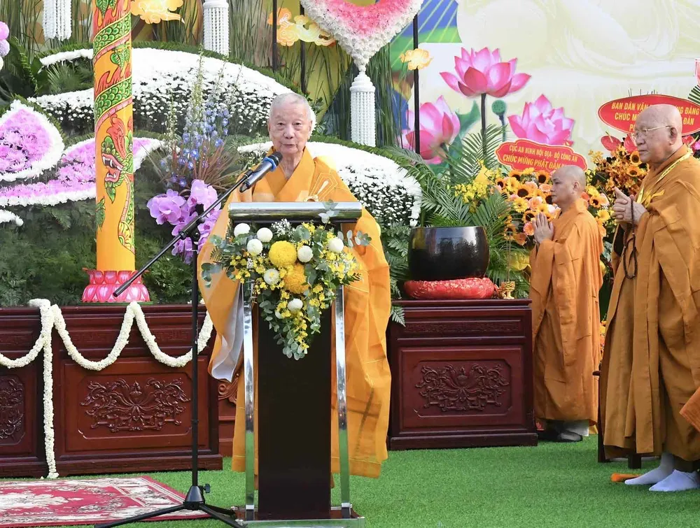 Trưởng lão Hòa thượng Thích Trí Quảng đọc Thông điệp tại Đại lễ Phật đản Phật lịch 2567. Ảnh: VIỆT DŨNG