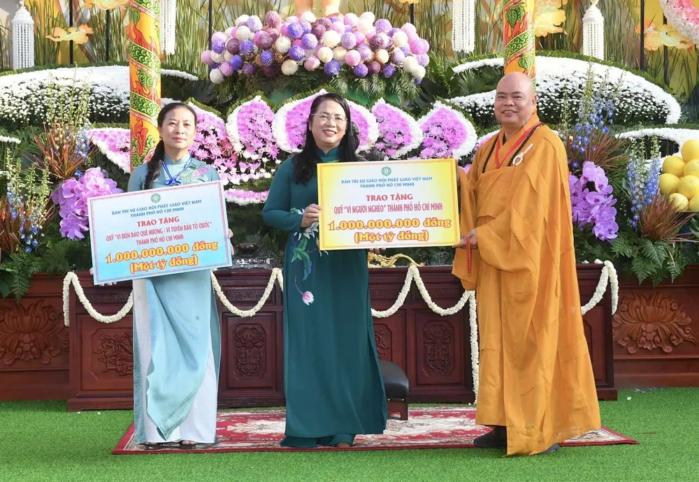 Đại diện Ban Trị sự GHPGVN TPHCM trao tặng cho Quỹ "Vì biển đảo quê hương, vì tuyến đầu Tổ quốc” TPHCM và Quỹ “Vì người nghèo” TPHCM. Ảnh: VIỆT DŨNG