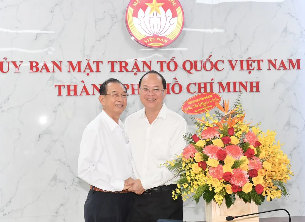 Đồng chí Nguyễn Hồ Hải chúc mừng ông Huỳnh Thành Lập, Trưởng Ban đại diện Hội Người cao tuổi TPHCM. Ảnh: VIỆT DŨNG Đồng chí Nguyễn Hồ Hải chúc mừng ông Huỳnh Thành Lập, Trưởng Ban đại diện Hội Người cao tuổi TPHCM. Ảnh: VIỆT DŨNG