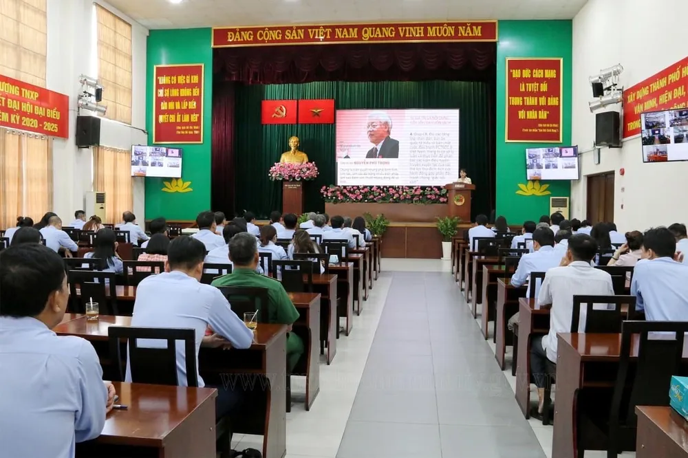 Cán bộ, đảng viên, viên chức, người lao động tham gia hội nghị trực tiếp Cán bộ, đảng viên, viên chức, người lao động tham gia hội nghị trực tiếp