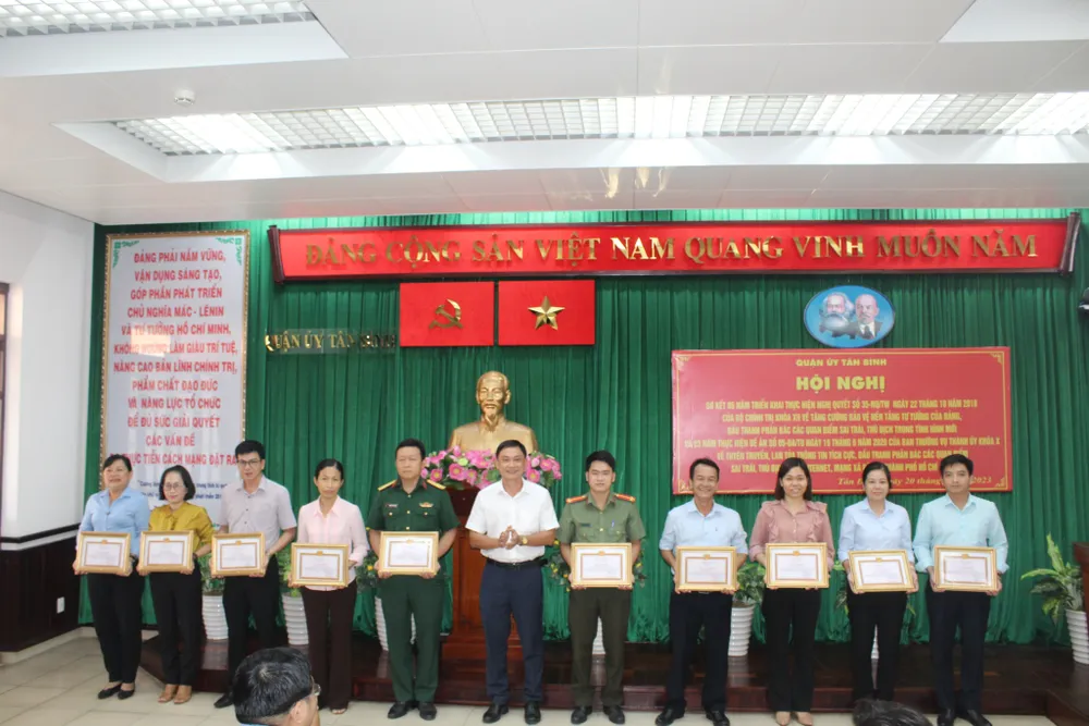 Ban Thường vụ Quận ủy Tân Bình tặng Giấy khen cho 12 cá nhân thực hiện tốt Nghị quyết số 35-NQ/TW và Đề án số 05-ĐA/TU