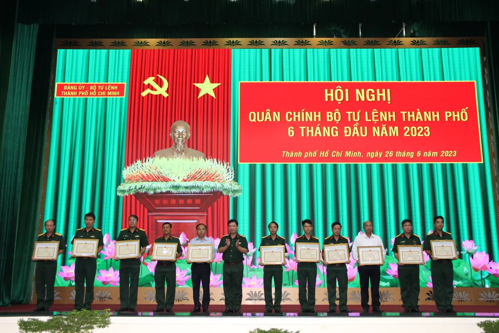 Thiếu tướng Phan Văn Xựng, Chính ủy Bộ Tư lệnh TPHCM trao bằng khen cho các tập thể, cá nhân tại hội nghị