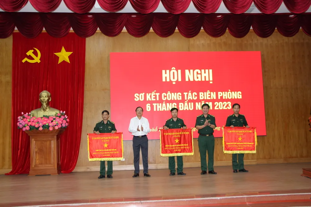 3 tập thể nhận Cờ thi đua của UBND TPHCM