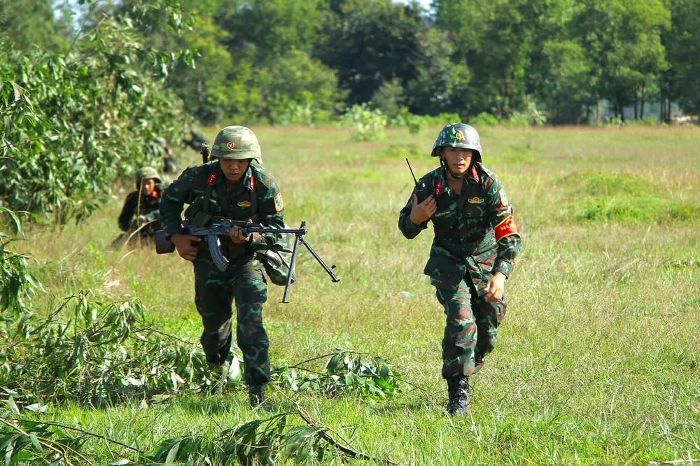 Cán bộ, chiến sĩ diễn tập tập kích, tiến công.