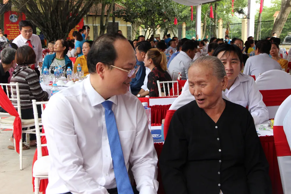 Đồng chí Nguyễn Hồ Hải trò chuyện với cựu dân công hỏa tuyến tại lễ giỗ Đồng chí Nguyễn Hồ Hải trò chuyện với cựu dân công hỏa tuyến tại lễ giỗ