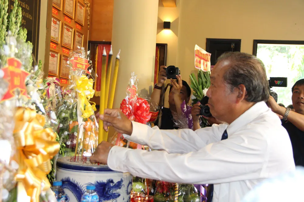 Đồng chí Trương Hòa Bình thắp hương tại lễ giỗ Đồng chí Trương Hòa Bình thắp hương tại lễ giỗ