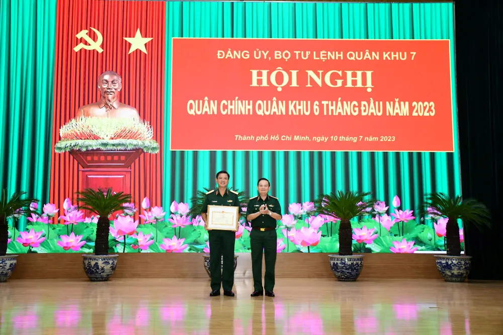 Trung tướng Trần Hoài Trung trao Bằng khen của Bộ Quốc phòng cho Trung tướng Nguyễn Trường Thắng tại hội nghị