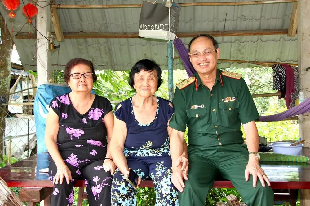 Trung tướng Nguyễn Văn Nam cùng 2 nữ du kích Trung đội nữ Du kích Củ Chi