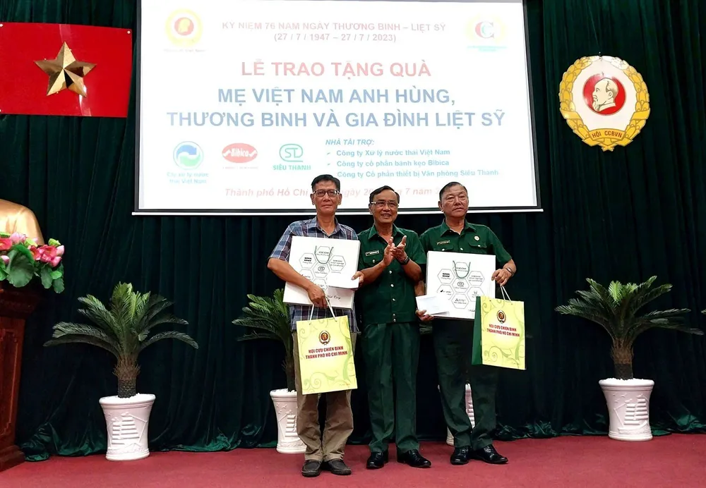 Thiếu tướng Nguyễn Minh Hoàng trao quà cho thân nhân hai Bà mẹ Việt nam Anh hùng Trần Thị Hồng và Nguyễn Thị Đương ở quận 11