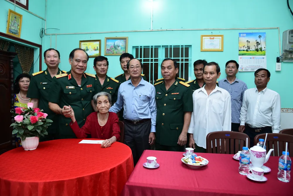 Thiếu tướng Hoàng Đình Chung cùng đoàn công tác đến thăm, tặng quà Bà mẹ Việt Nam Anh hùng Lê Thị Phinh Thiếu tướng Hoàng Đình Chung cùng đoàn công tác đến thăm, tặng quà Bà mẹ Việt Nam Anh hùng Lê Thị Phinh